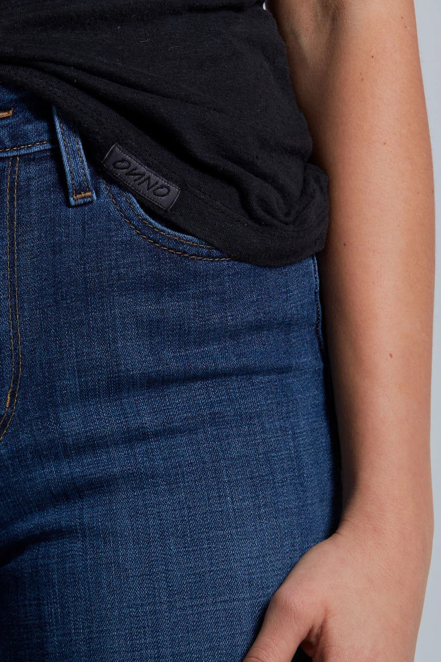 ONNO hemp t-shirt in Black, Caroline is 5'8" and wearing size S.