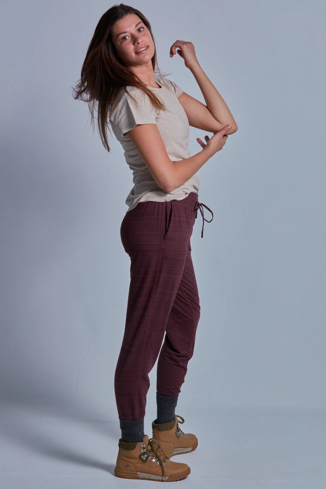 ONNO hemp t-shirt in Sand, Caroline is 5'8" and wearing size S.