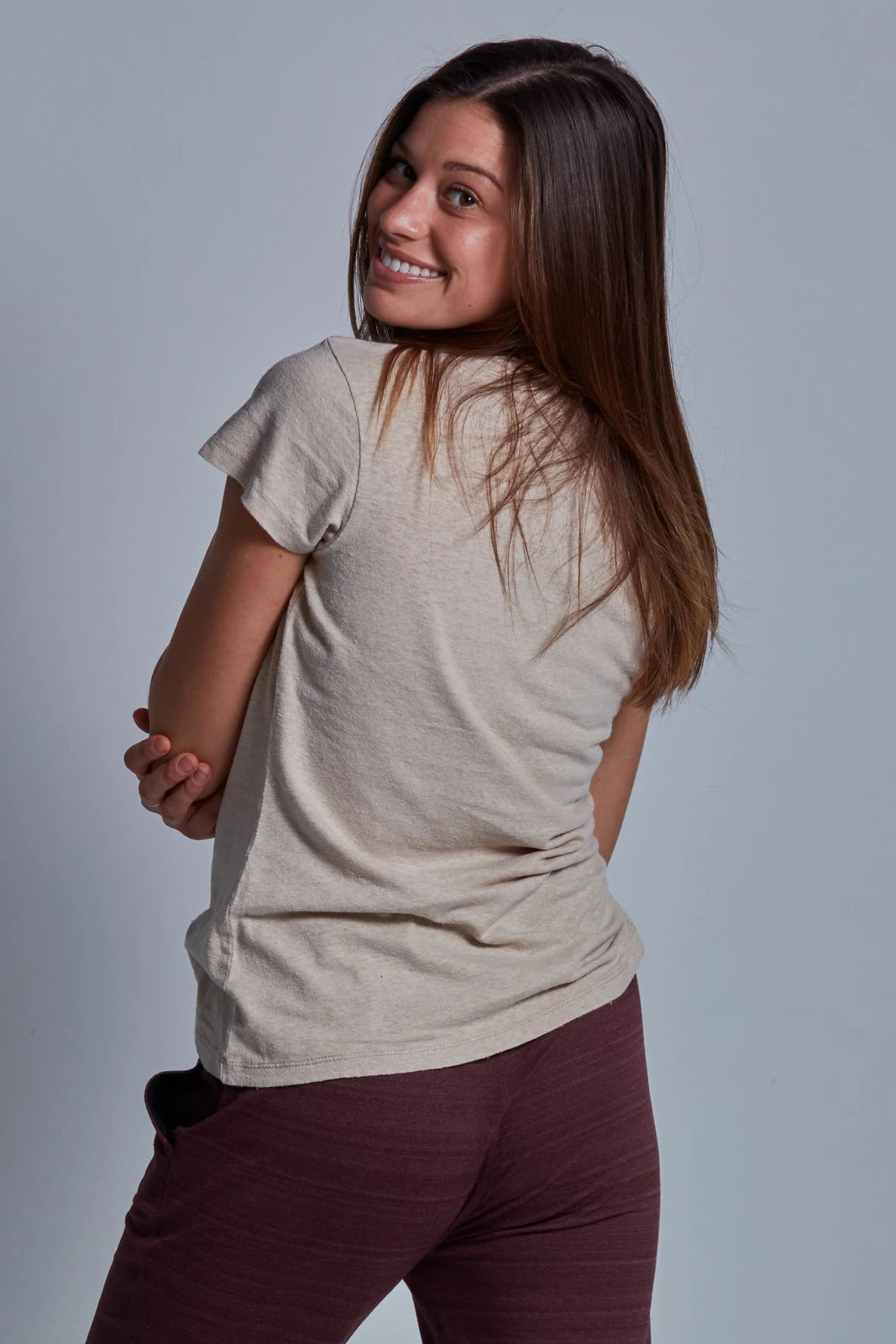 ONNO hemp t-shirt in Sand, Caroline is 5'8" and wearing size S.