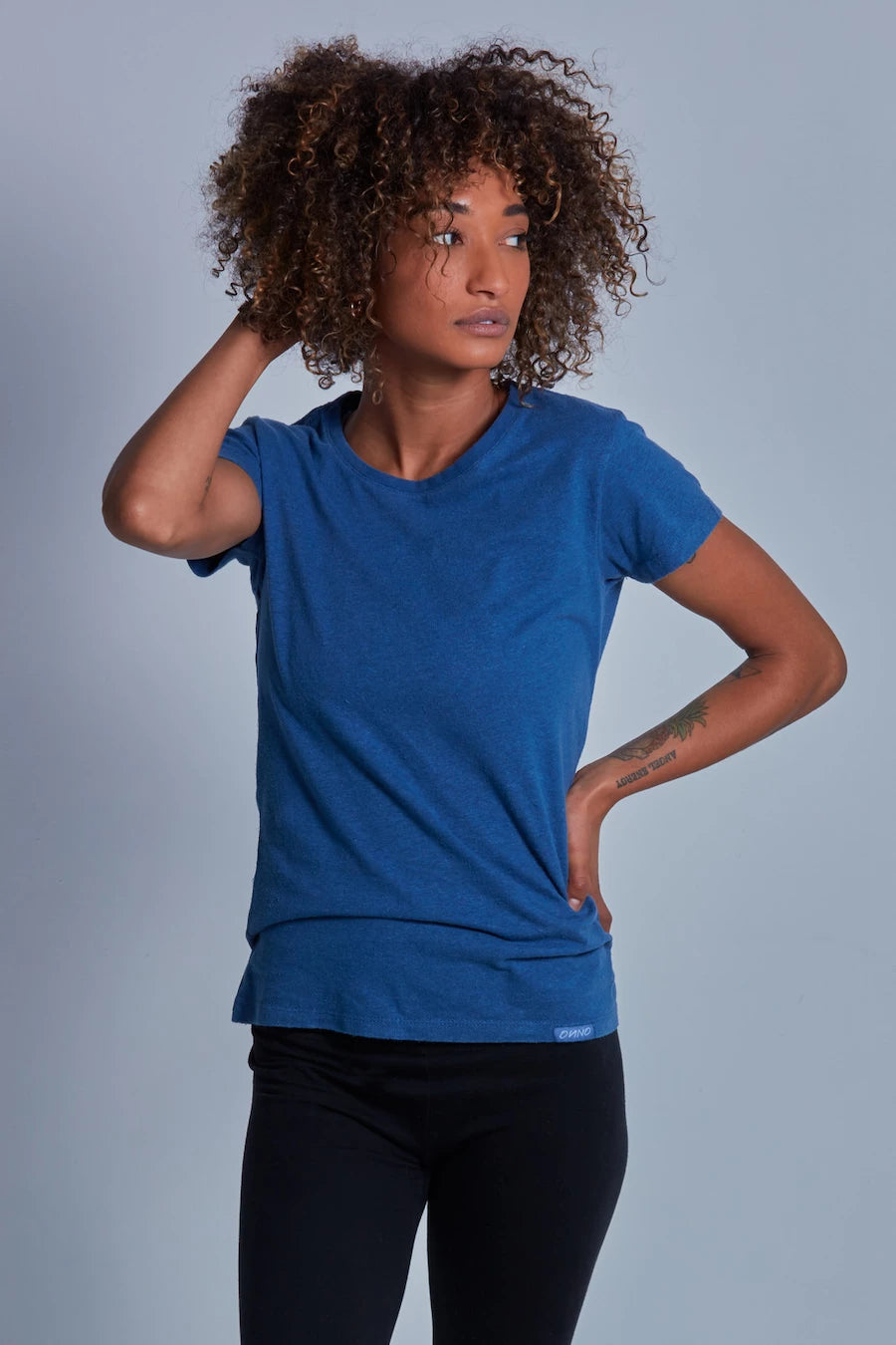 ONNO hemp t-shirt in Earth Blue, Sage is 5'7" and wearing size XS.