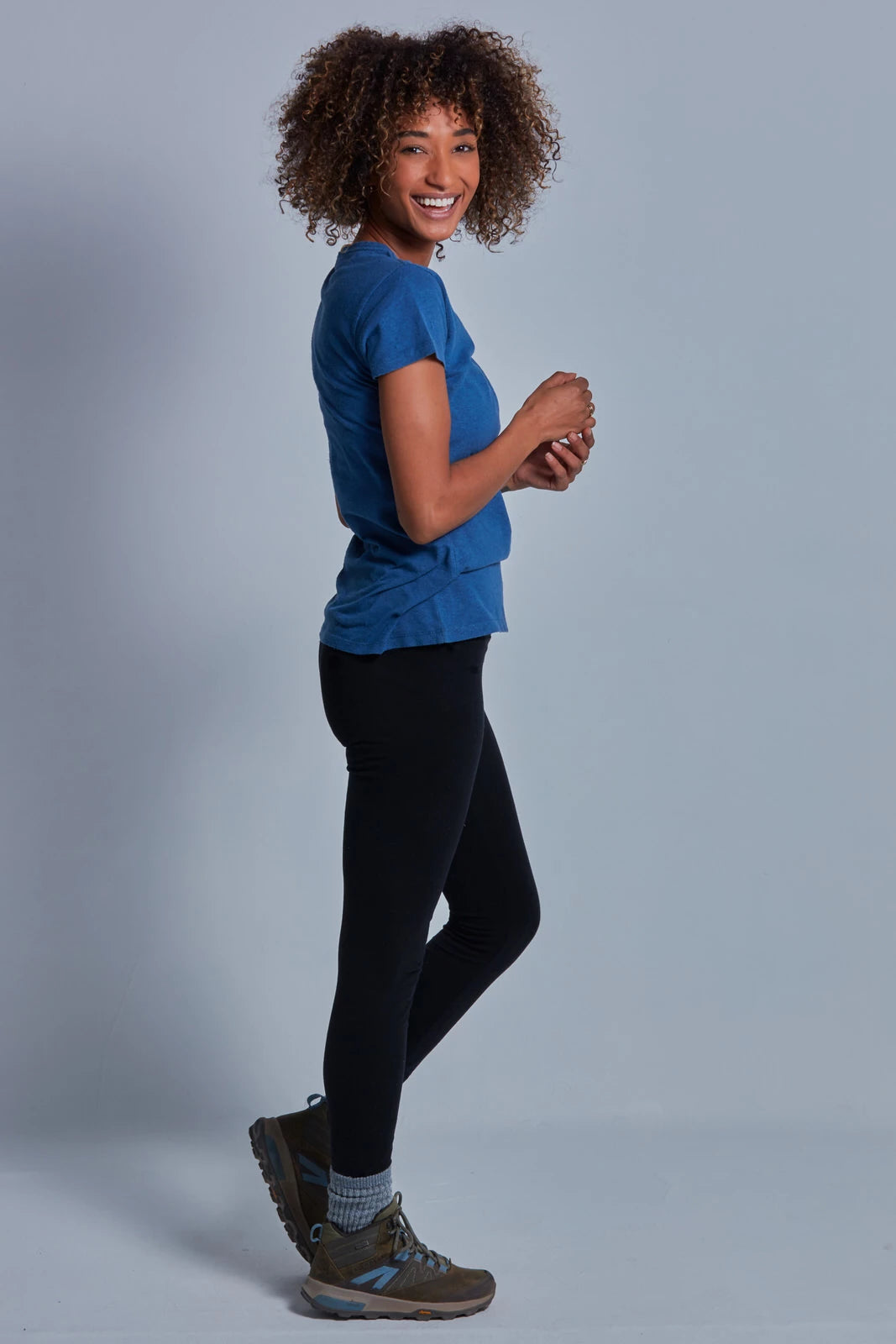 ONNO hemp t-shirt in Earth Blue, Sage is 5'7" and wearing size XS.