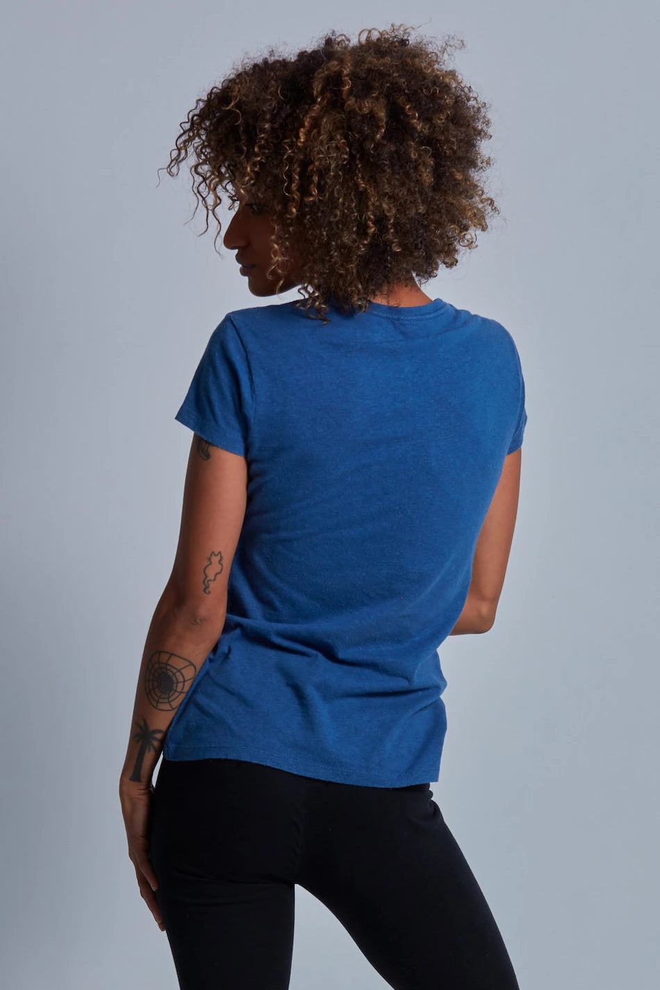 ONNO hemp t-shirt in Earth Blue, Sage is 5'7" and wearing size XS.