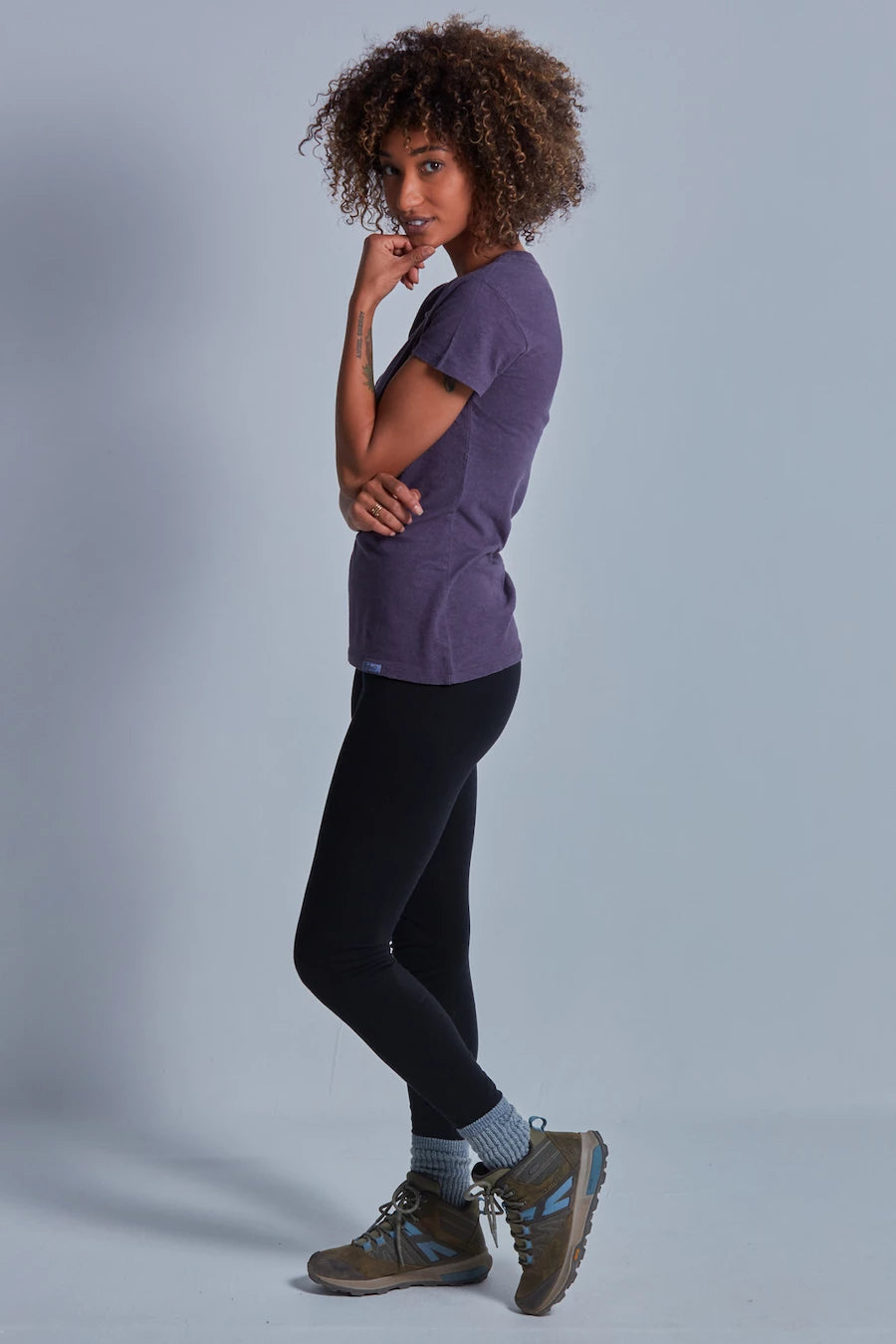 ONNO hemp t-shirt in Dirty Purple, Sage is 5'7" and wearing size XS.