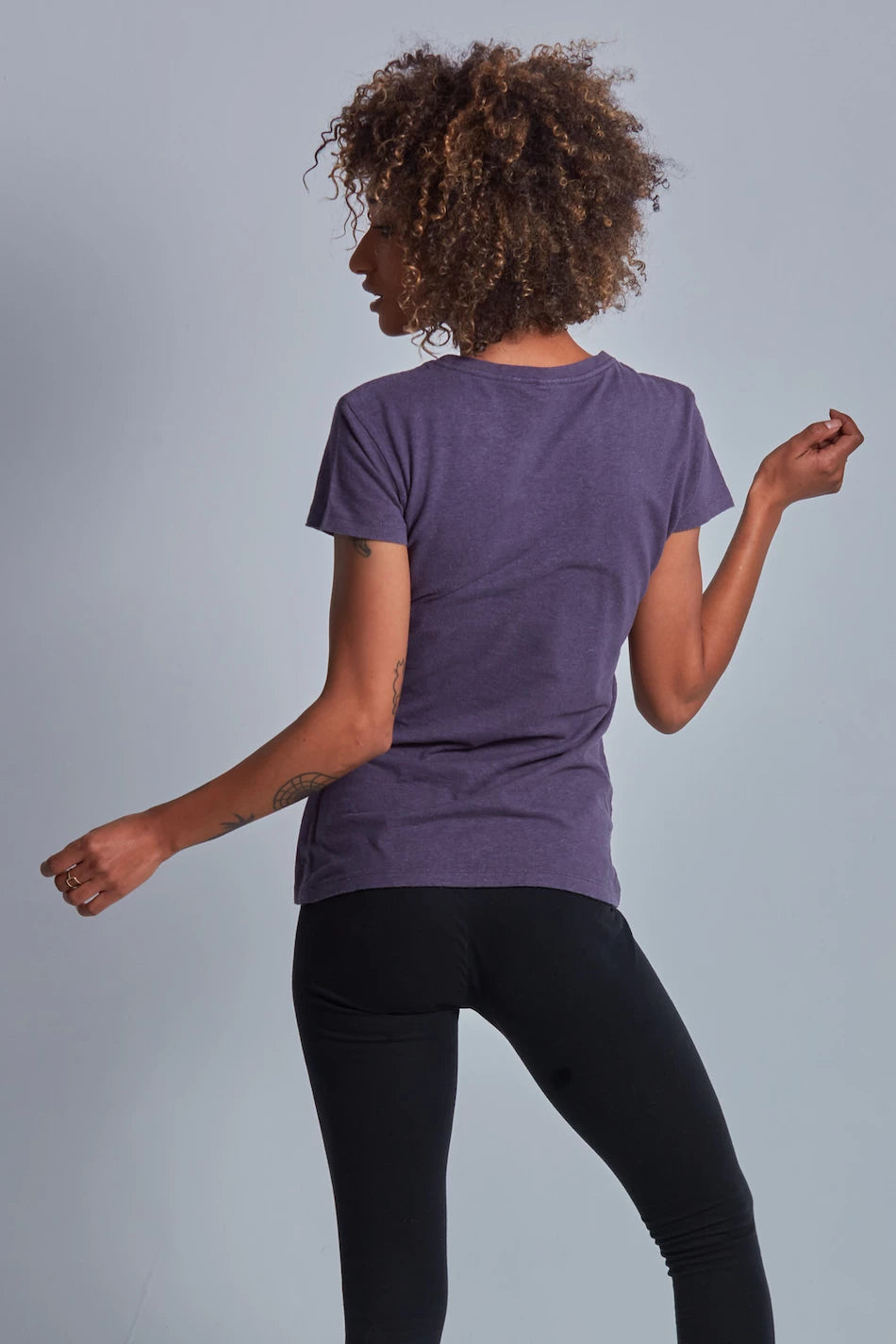 ONNO hemp t-shirt in Dirty Purple, Sage is 5'7" and wearing size XS.