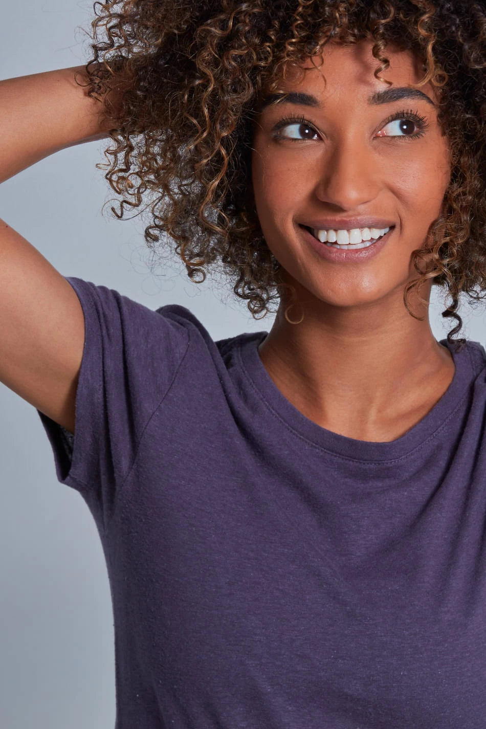 ONNO hemp t-shirt in Dirty Purple, Sage is 5'7" and wearing size XS.