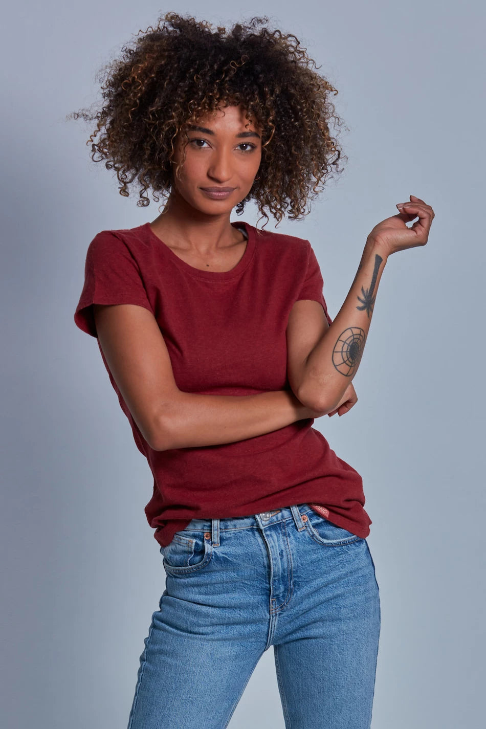 ONNO hemp t-shirt in Cardinal, Sage is 5'7" and wearing size XS.