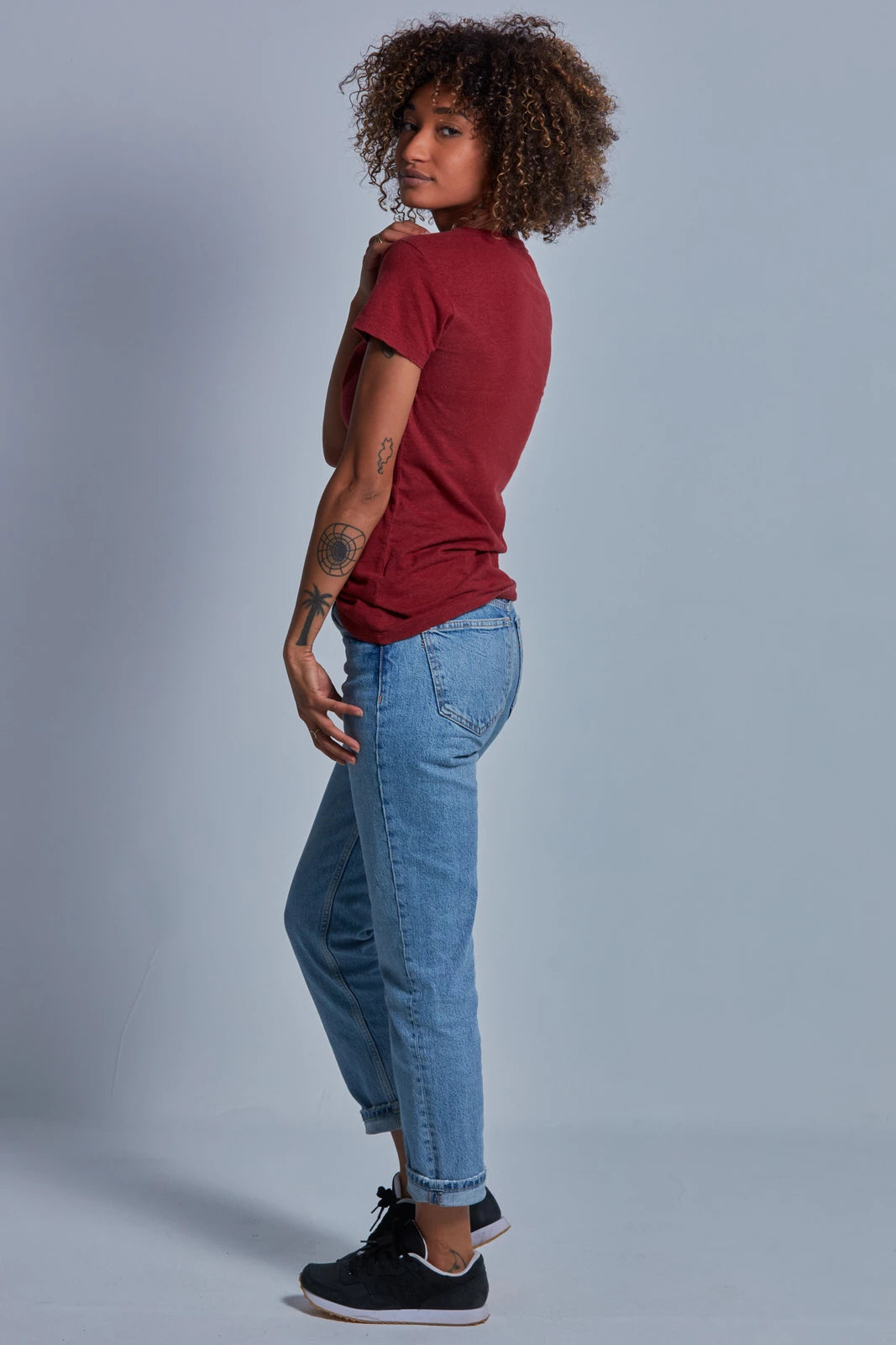 ONNO hemp t-shirt in Cardinal, Sage is 5'7" and wearing size XS.