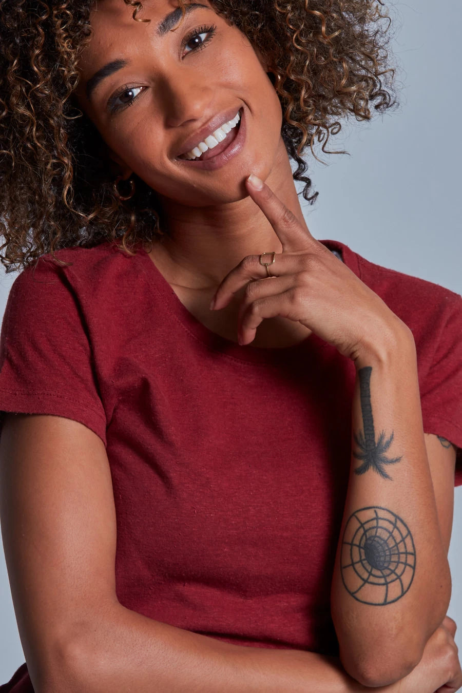 ONNO hemp t-shirt in Cardinal, Sage is 5'7" and wearing size XS.