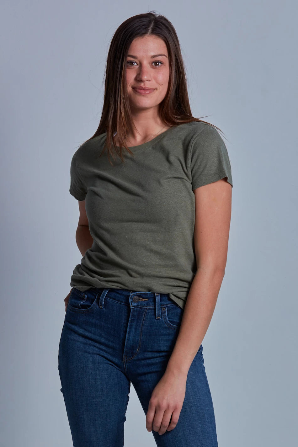 ONNO hemp t-shirt in Cypress, Caroline is 5'8" and wearing size S.