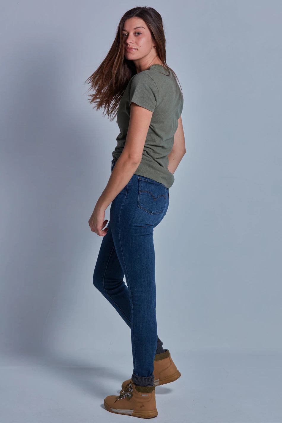 ONNO hemp t-shirt in Cypress, Caroline is 5'8" and wearing size S.