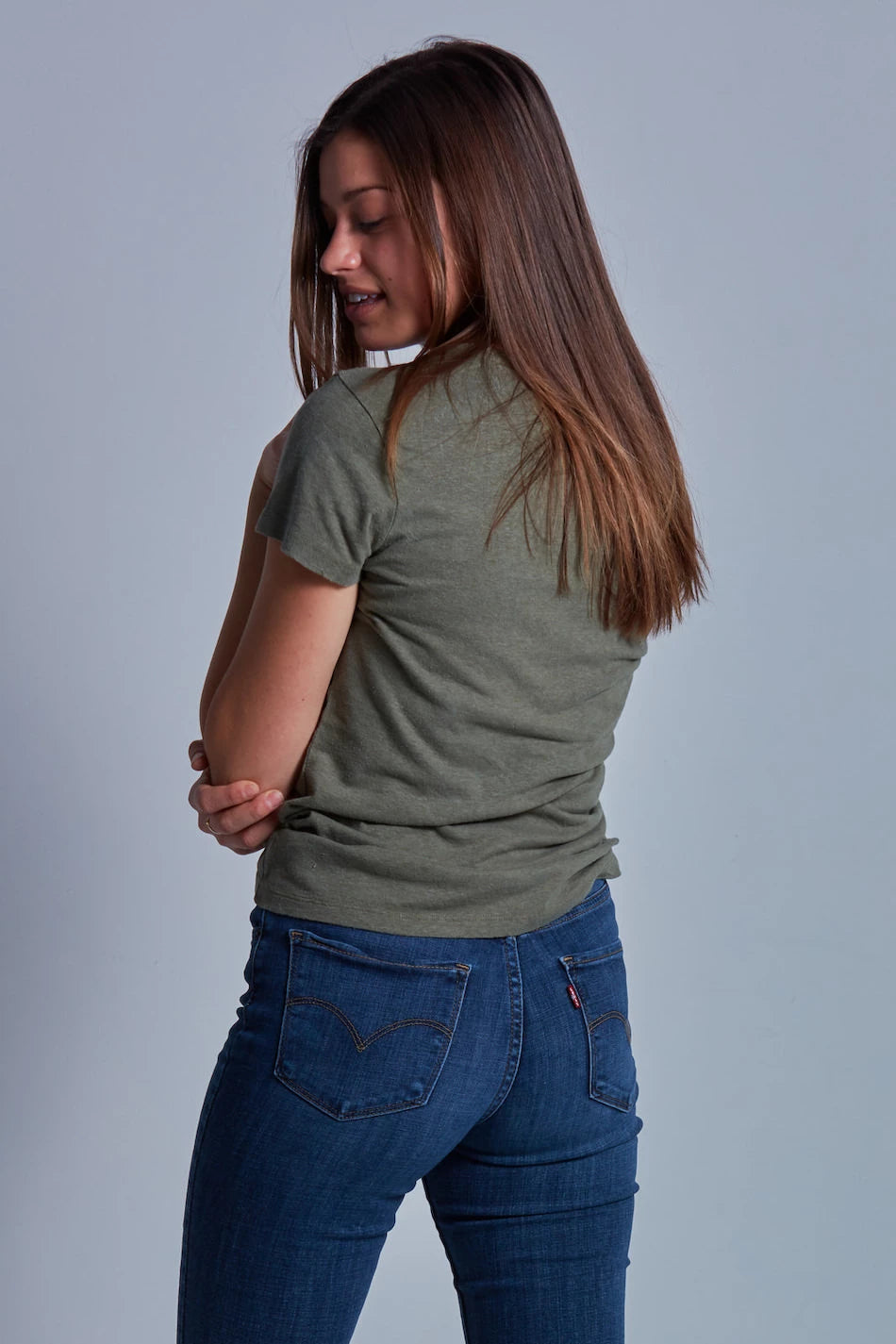 ONNO hemp t-shirt in Cypress, Caroline is 5'8" and wearing size S.