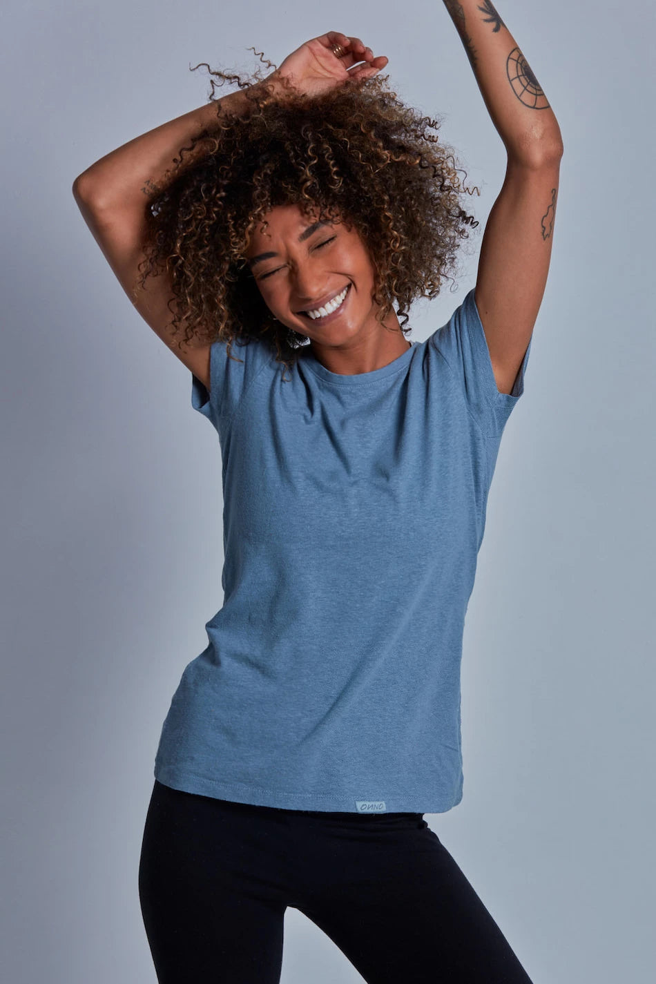 ONNO hemp t-shirt in Steel Blue, Sage is 5'7" and wearing size XS.