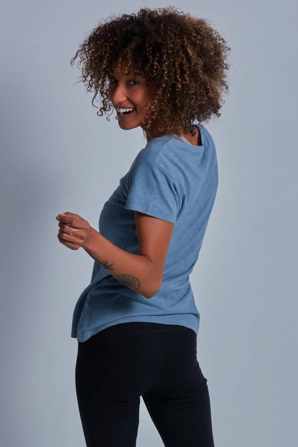 ONNO hemp t-shirt in Steel Blue, Sage is 5'7" and wearing size XS.