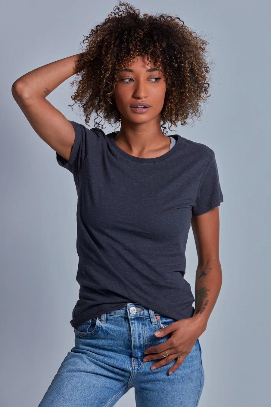 ONNO hemp t-shirt in Slate, Sage is 5'7" and wearing size XS.