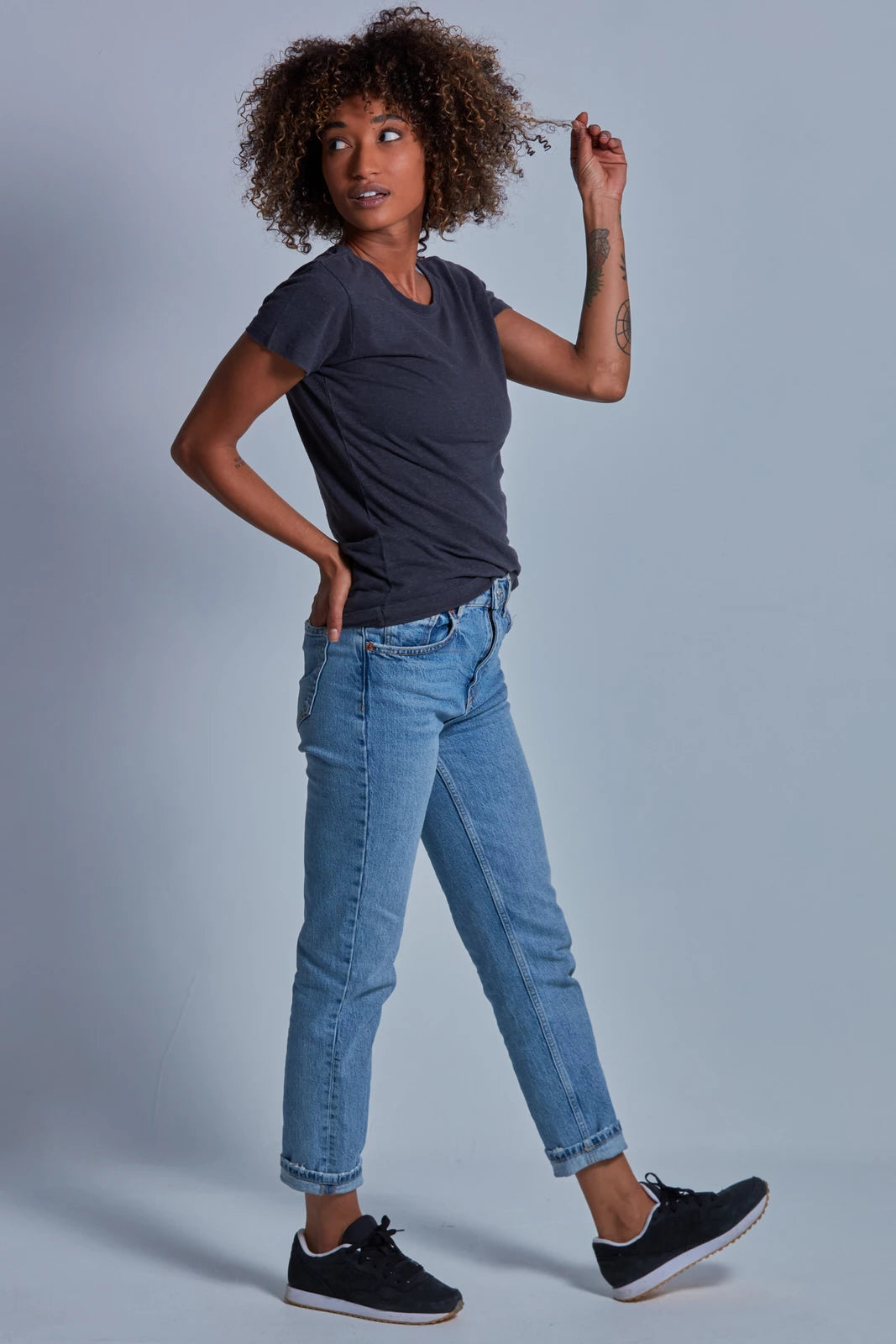 ONNO hemp t-shirt in Slate, Sage is 5'7" and wearing size XS.