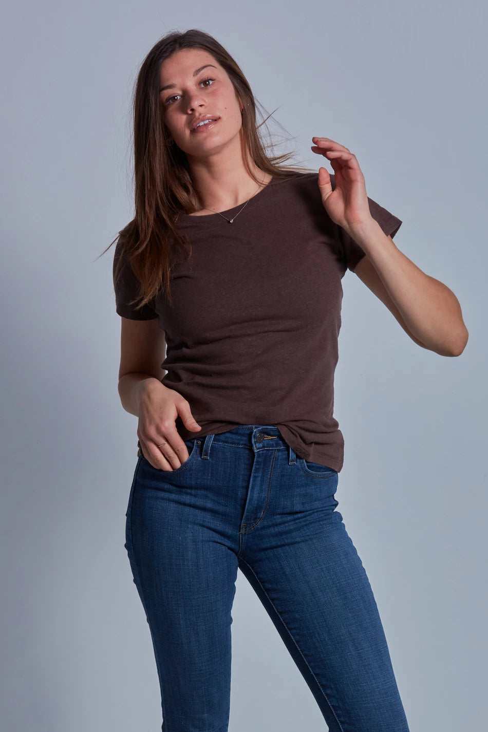 ONNO hemp t-shirt in Espresso, Caroline is 5'8" and wearing size S.