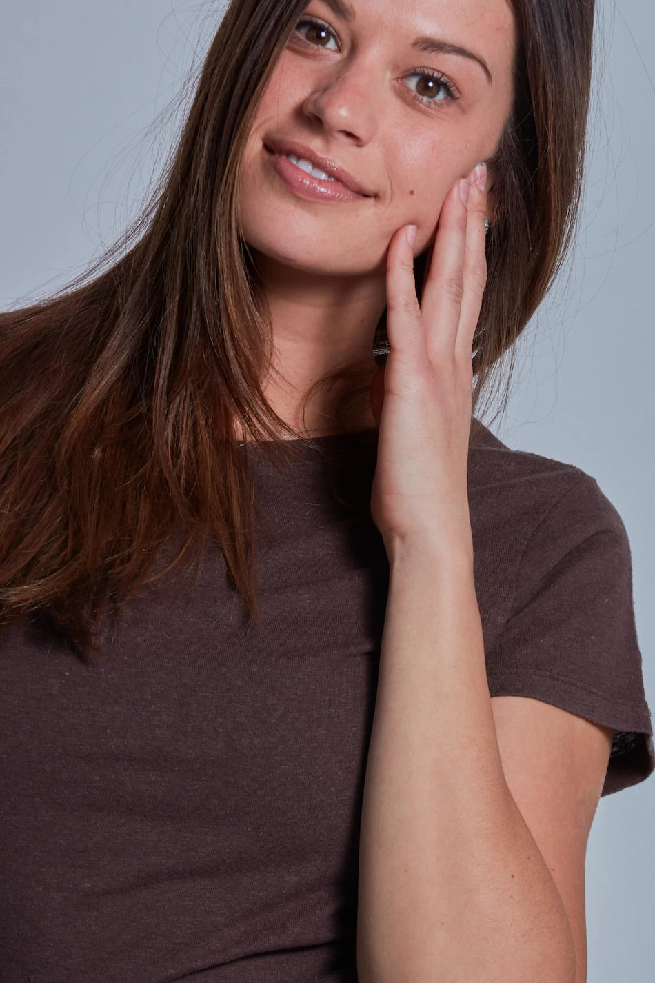 ONNO hemp t-shirt in Espresso, Caroline is 5'8" and wearing size S.