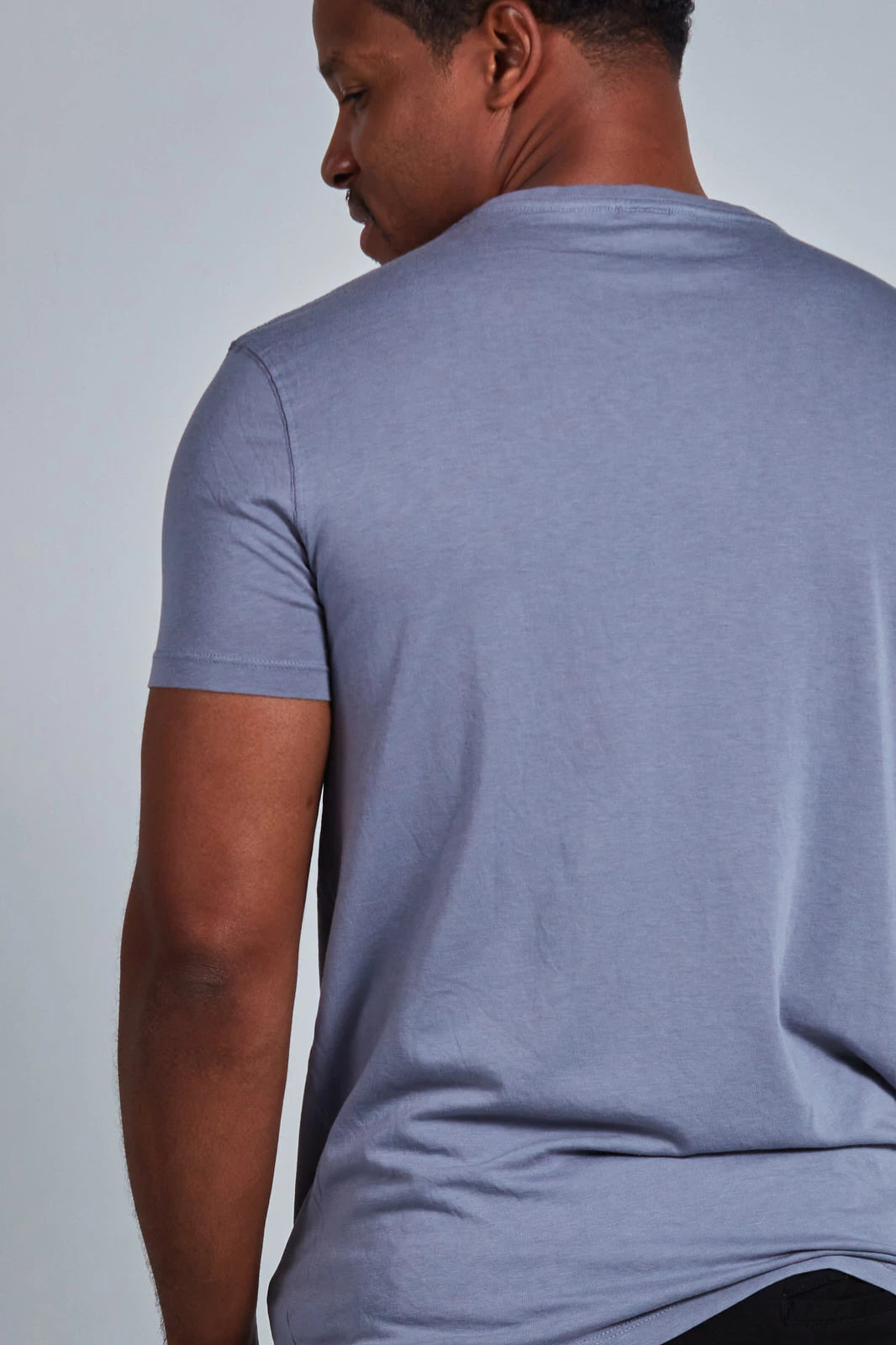 ONNO lyocell bamboo t-shirt in Stone, Golden is 6'0" and wearing size L.