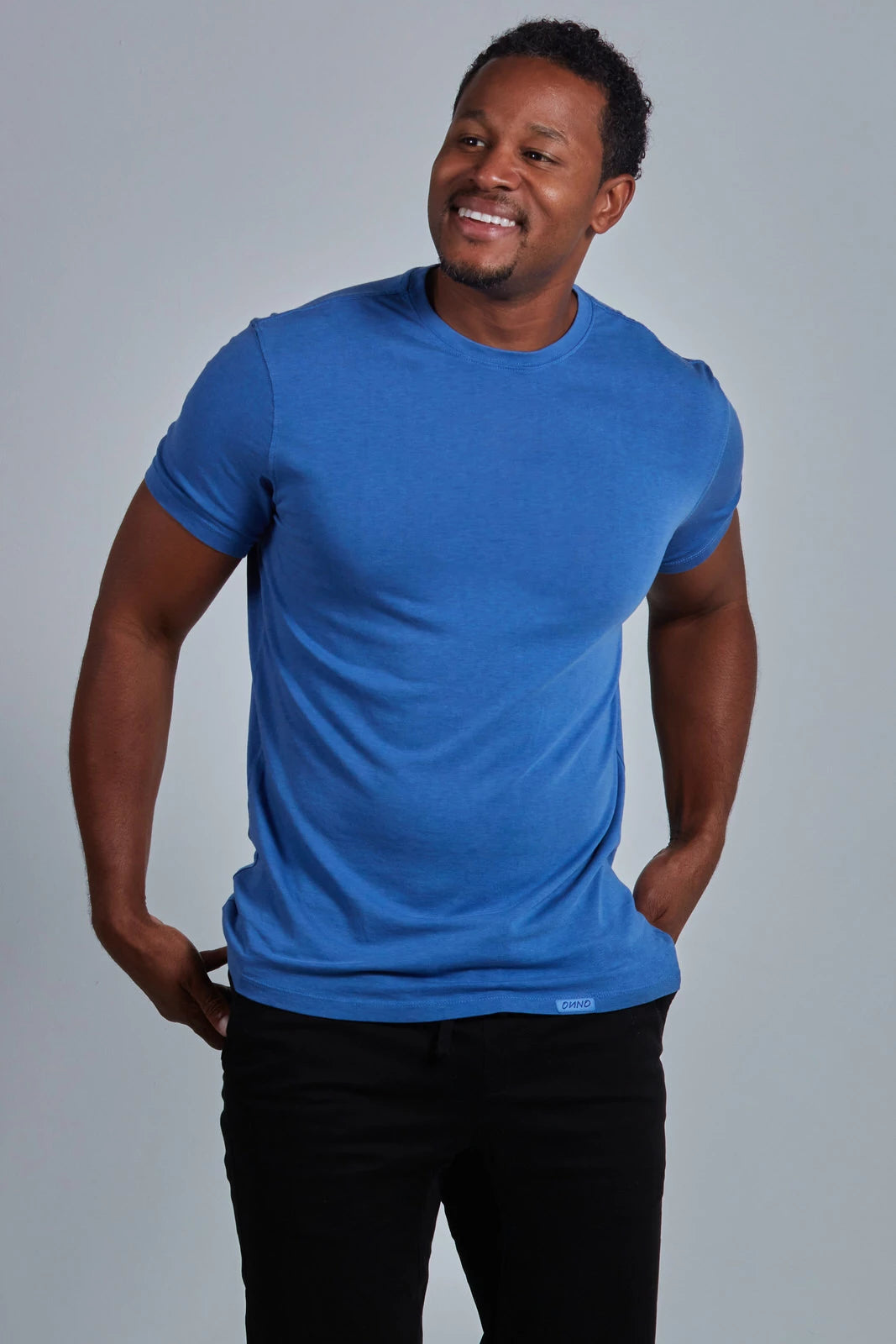 ONNO lyocell bamboo t-shirt in Blue Ink, Golden is 6'0" and wearing size L.