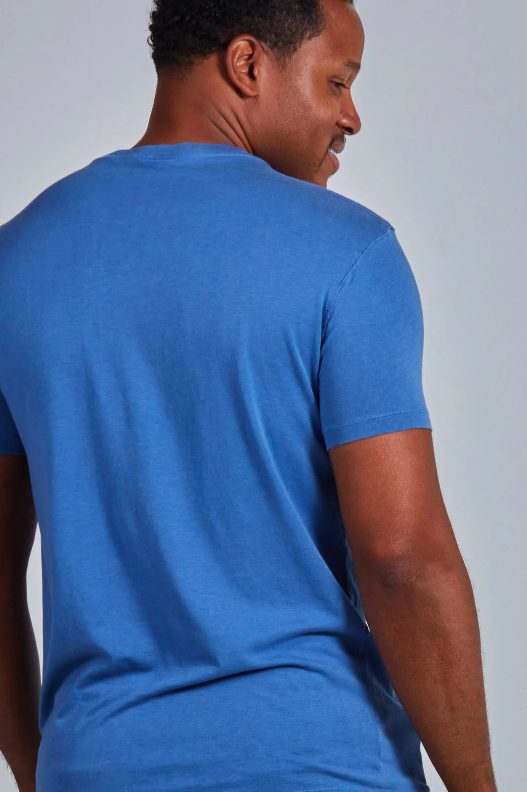 ONNO lyocell bamboo t-shirt in Blue Ink, Golden is 6'0" and wearing size L.