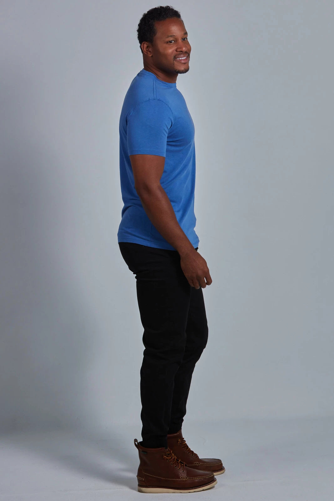 ONNO lyocell bamboo t-shirt in Blue Ink, Golden is 6'0" and wearing size L.