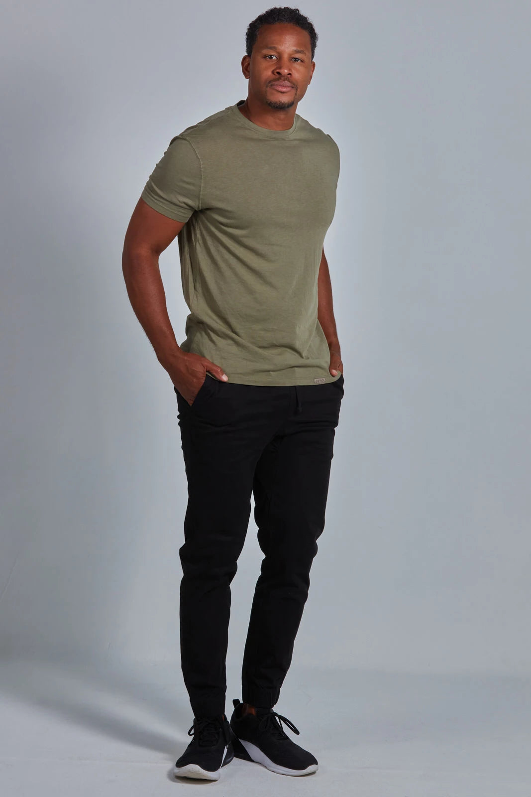 ONNO lyocell bamboo t-shirt in Cypress, Golden is 6'0" and wearing size L.
