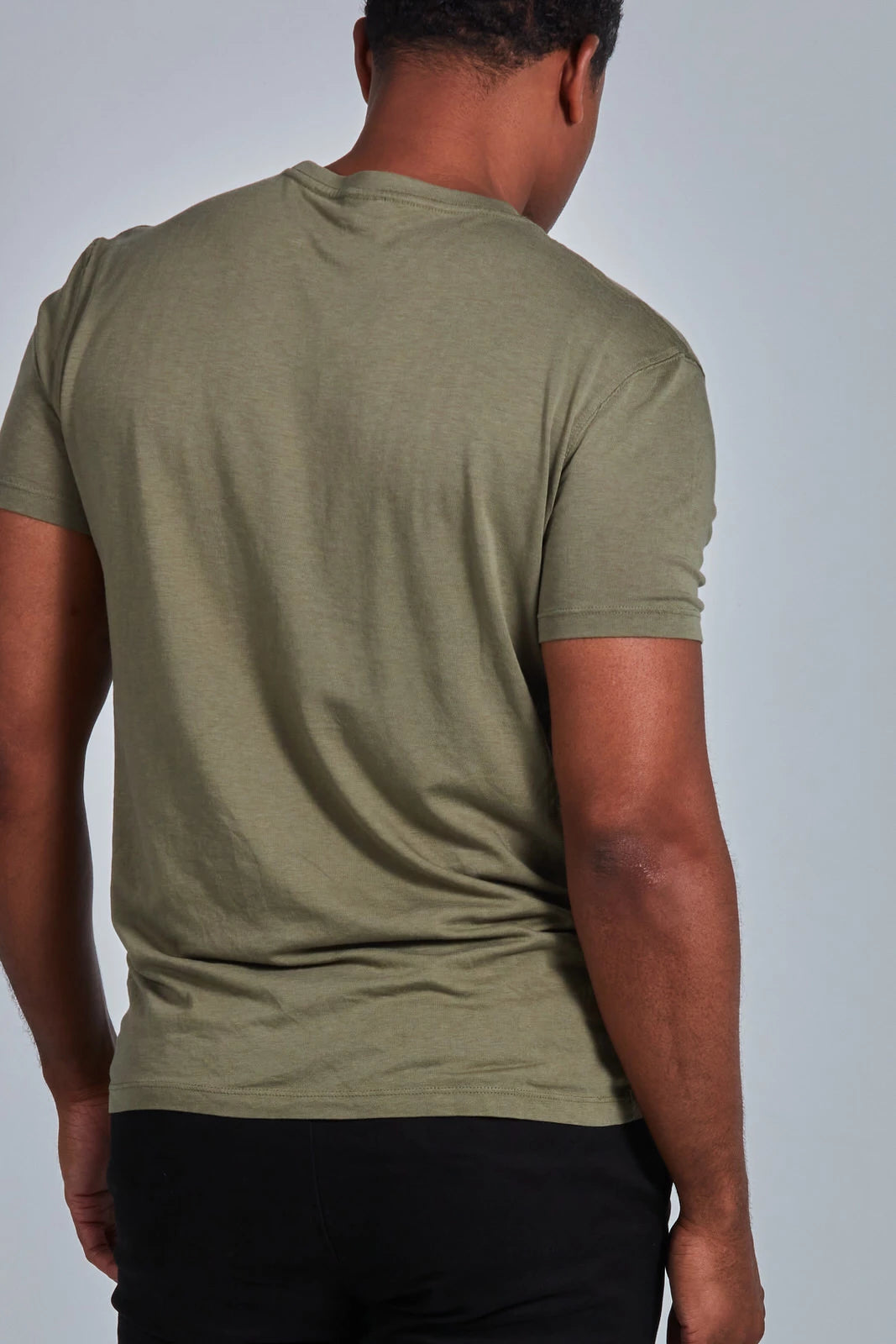 ONNO lyocell bamboo t-shirt in Cypress, Golden is 6'0" and wearing size L.