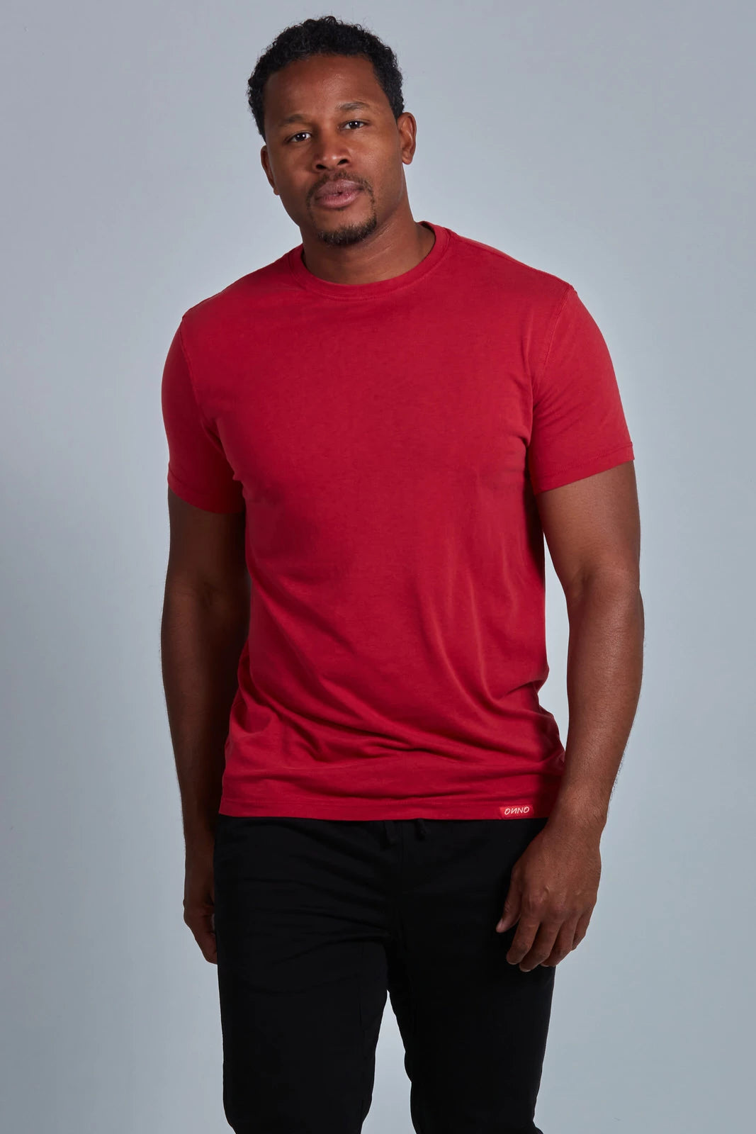 ONNO lyocell bamboo t-shirt in Earth Red, Golden is 6'0" and wearing size L.