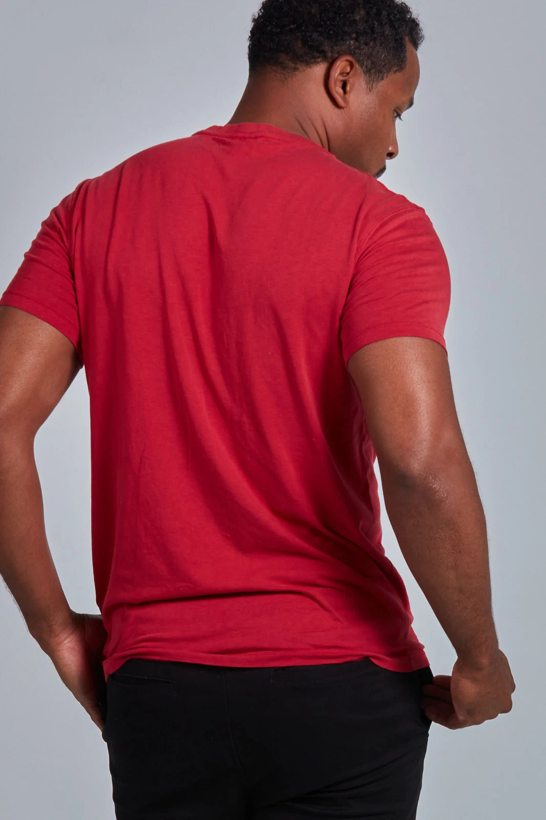 ONNO lyocell bamboo t-shirt in Earth Red, Golden is 6'0" and wearing size L.