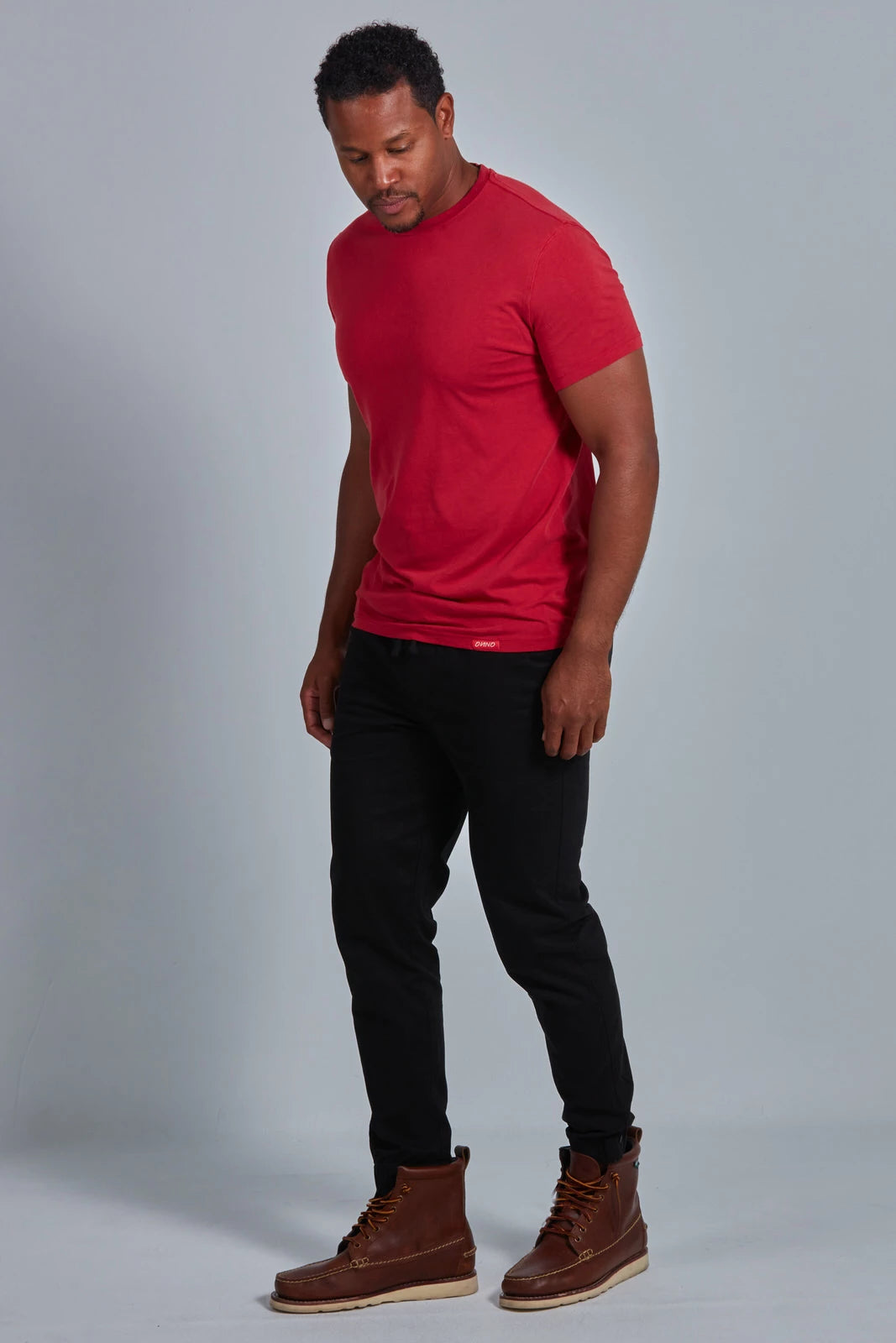 ONNO lyocell bamboo t-shirt in Earth Red, Golden is 6'0" and wearing size L.