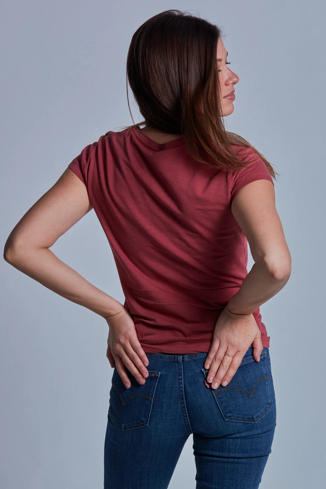 ONNO beechwood t-shirt in Brick, Caroline is 5'8" and wearing size S.