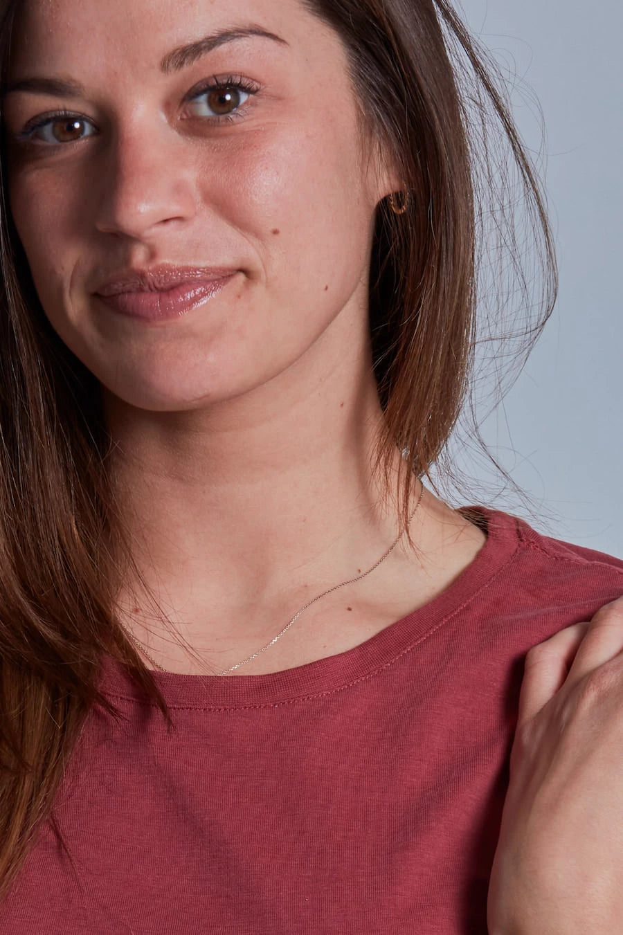 ONNO beechwood t-shirt in Brick, Caroline is 5'8" and wearing size S.