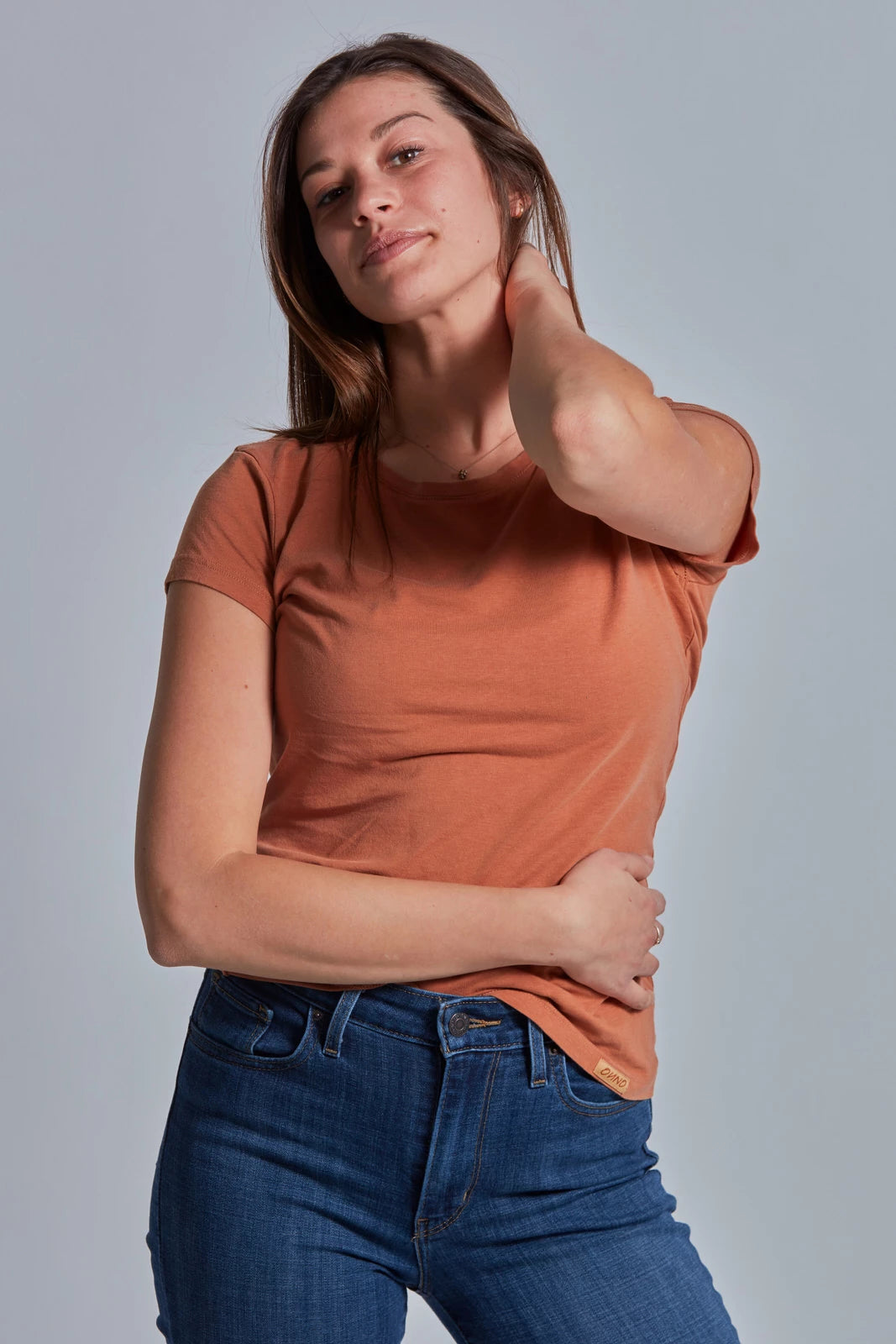 ONNO beechwood t-shirt in Rust, Caroline is 5'8" and wearing size S.