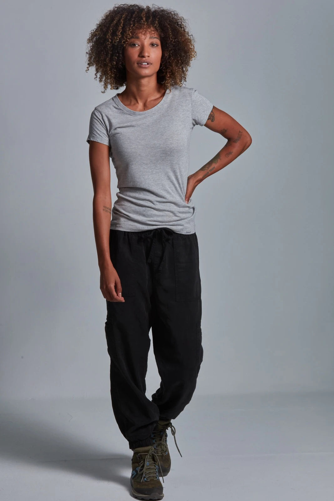 ONNO beechwood t-shirt in Heathered Granite, Sage is 5'7" and wearing size XS.
