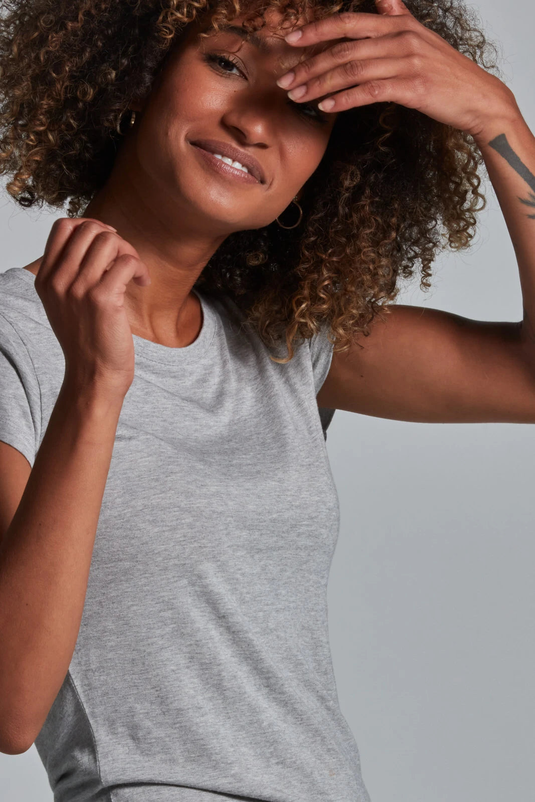 ONNO beechwood t-shirt in Heathered Granite, Sage is 5'7" and wearing size XS.