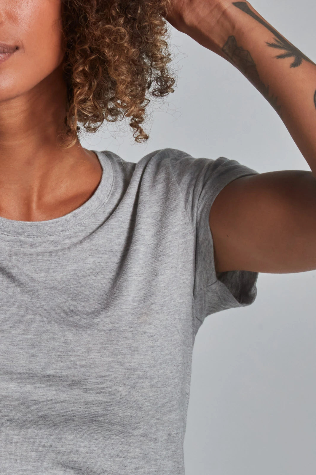 ONNO beechwood t-shirt in Heathered Granite, Sage is 5'7" and wearing size XS.