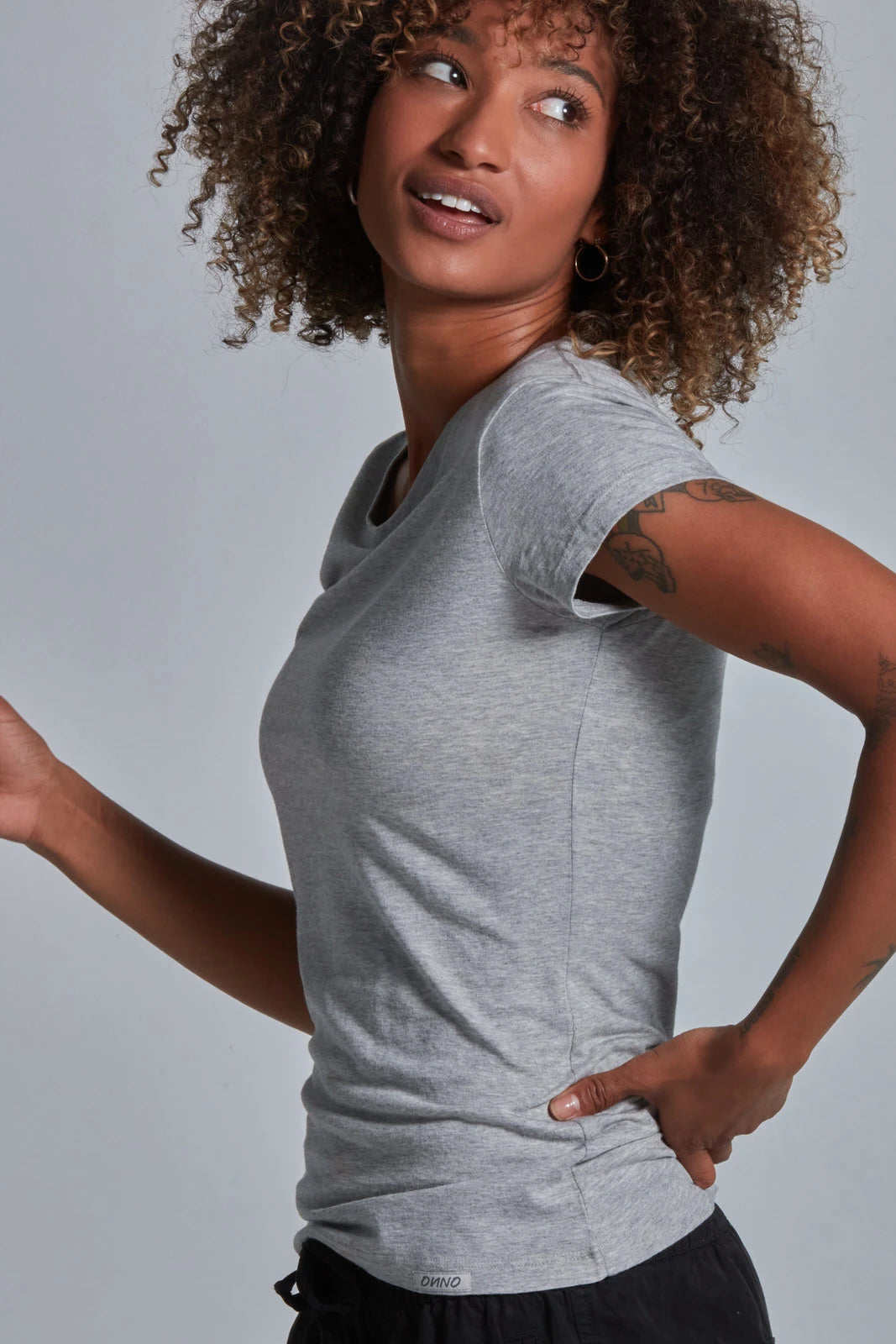 ONNO beechwood t-shirt in Heathered Granite, Sage is 5'7" and wearing size XS.