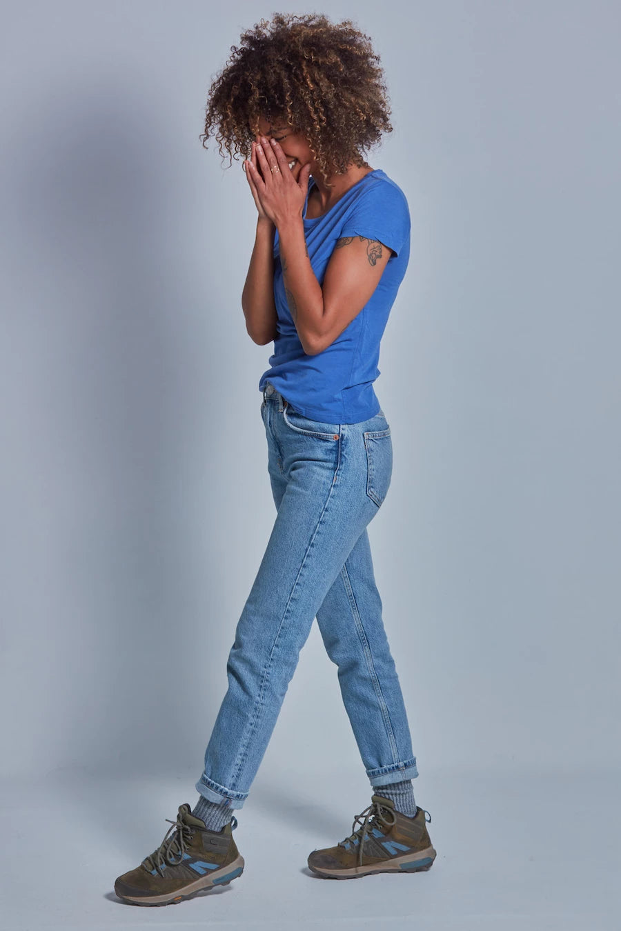 ONNO beechwood t-shirt in Sea Blue, Sage is 5'7" and wearing size XS.