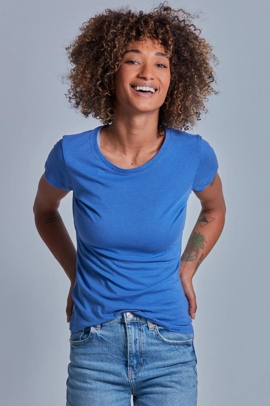 ONNO beechwood t-shirt in Sea Blue, Sage is 5'7" and wearing size XS.
