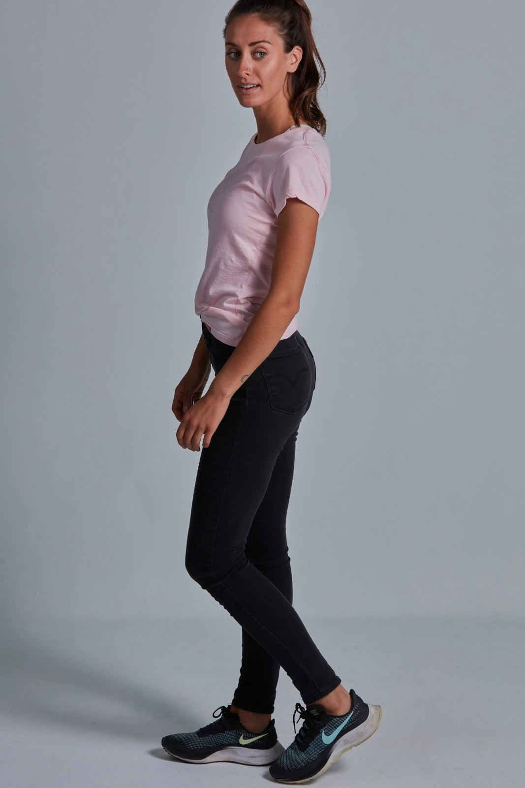 ONNO beechwood t-shirt in Pink, Christina is 5'9" and wearing size S.