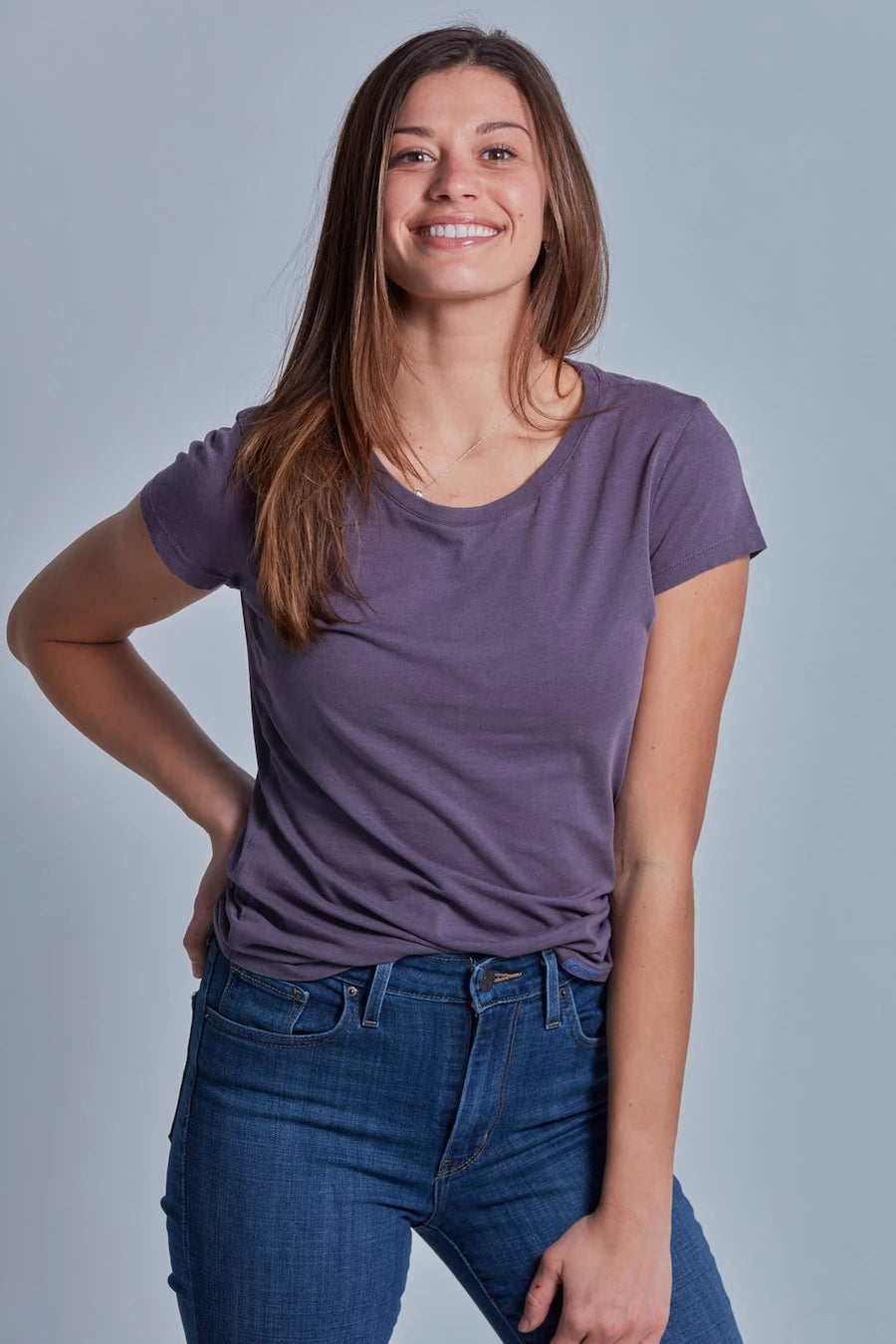ONNO beechwood t-shirt in Dirty Purple, Caroline is 5'8" and wearing size S.