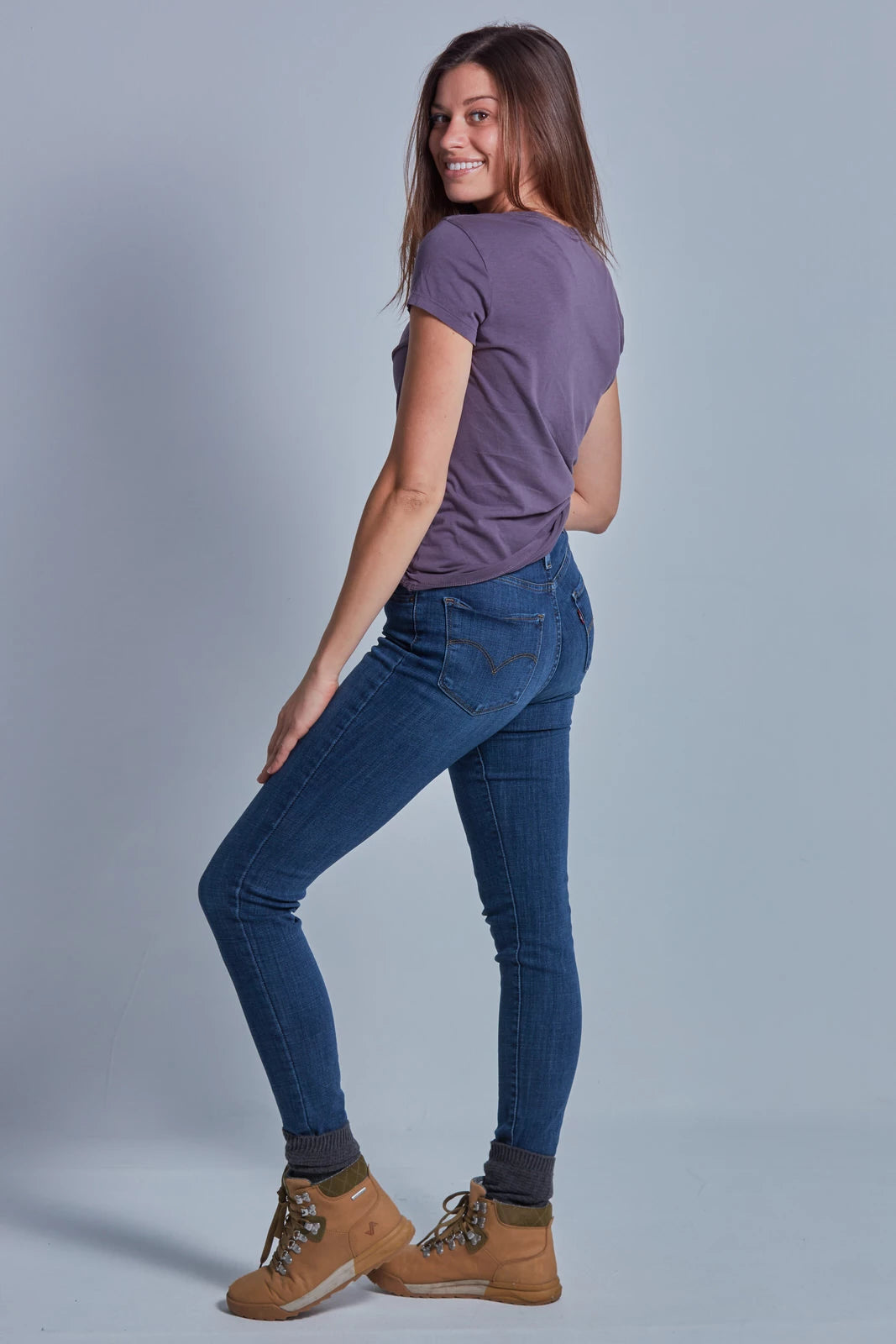 ONNO beechwood t-shirt in Dirty Purple, Caroline is 5'8" and wearing size S.