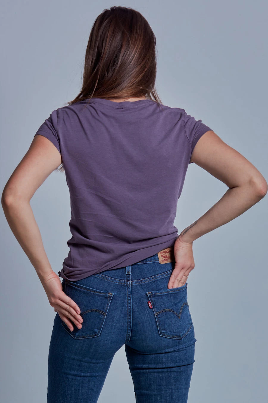 ONNO beechwood t-shirt in Dirty Purple, Caroline is 5'8" and wearing size S.