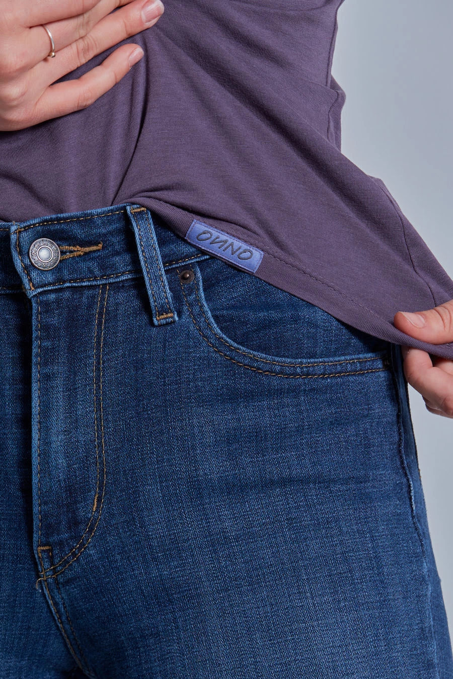 ONNO beechwood t-shirt in Dirty Purple, Caroline is 5'8" and wearing size S.