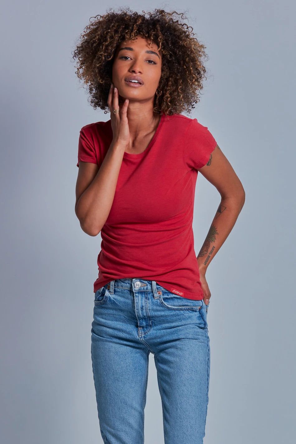 ONNO beechwood t-shirt in Earth Red, Sage is 5'7" and wearing size XS.