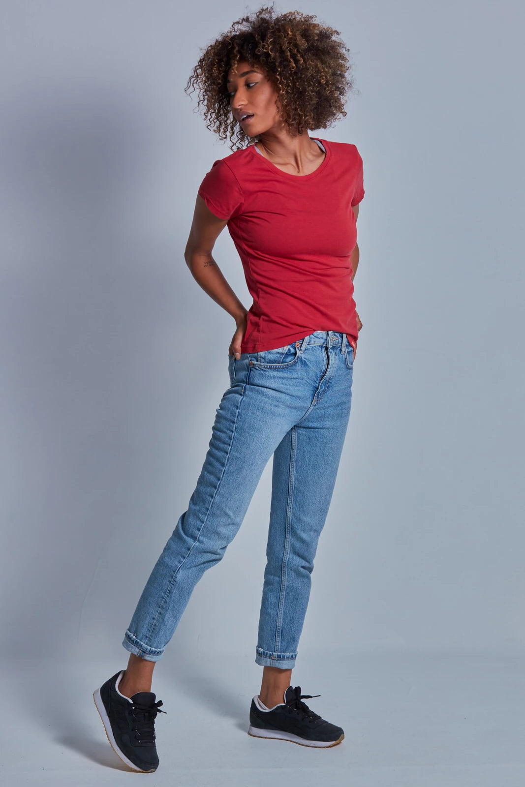 ONNO beechwood t-shirt in Earth Red, Sage is 5'7" and wearing size XS.