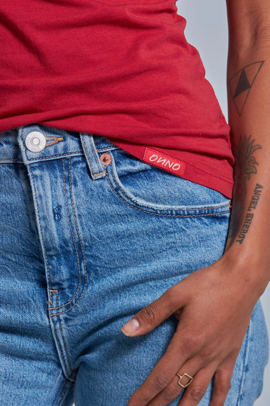 ONNO beechwood t-shirt in Earth Red, Sage is 5'7" and wearing size XS.