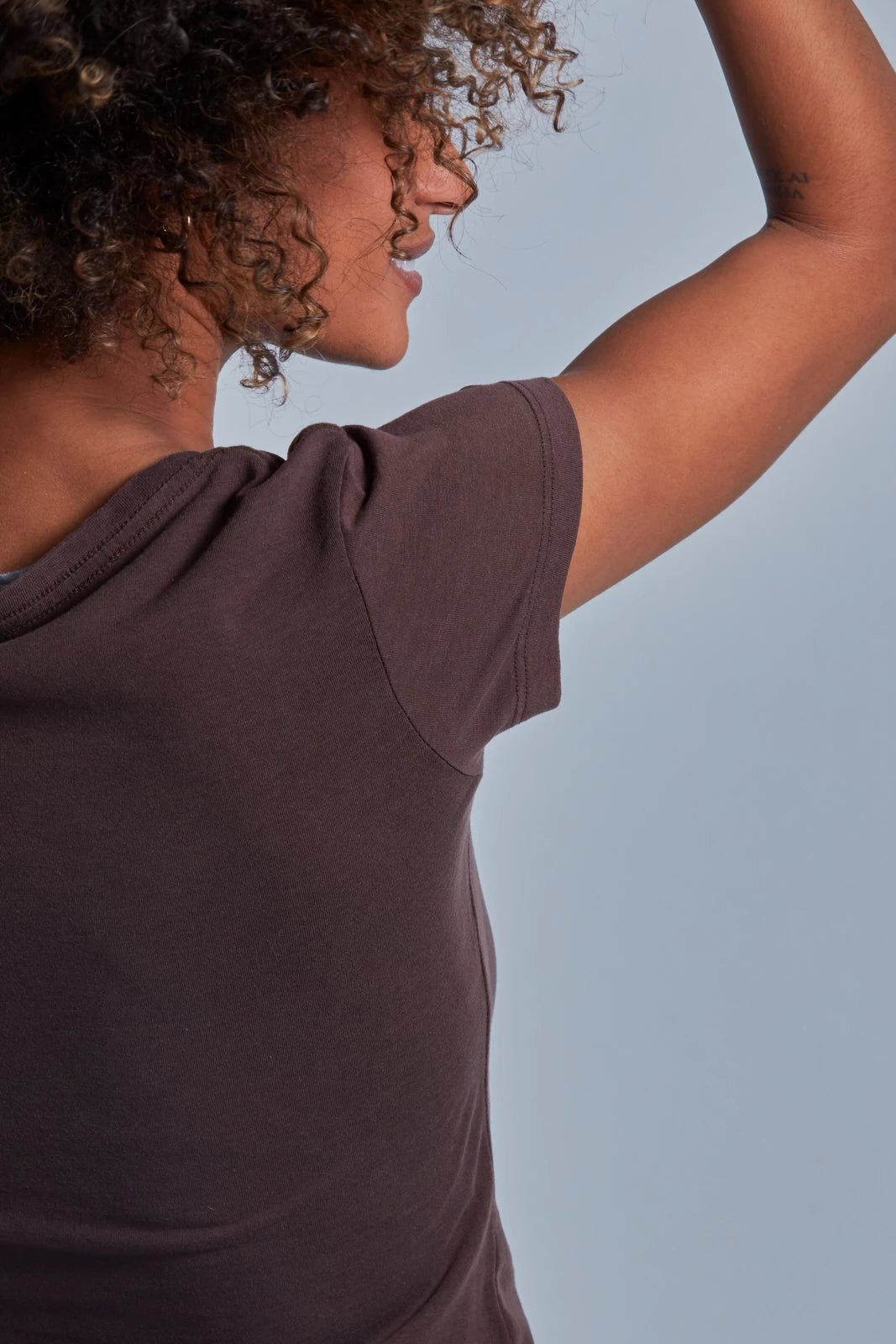 ONNO beechwood t-shirt in Espresso, Sage is 5'7" and wearing size XS.