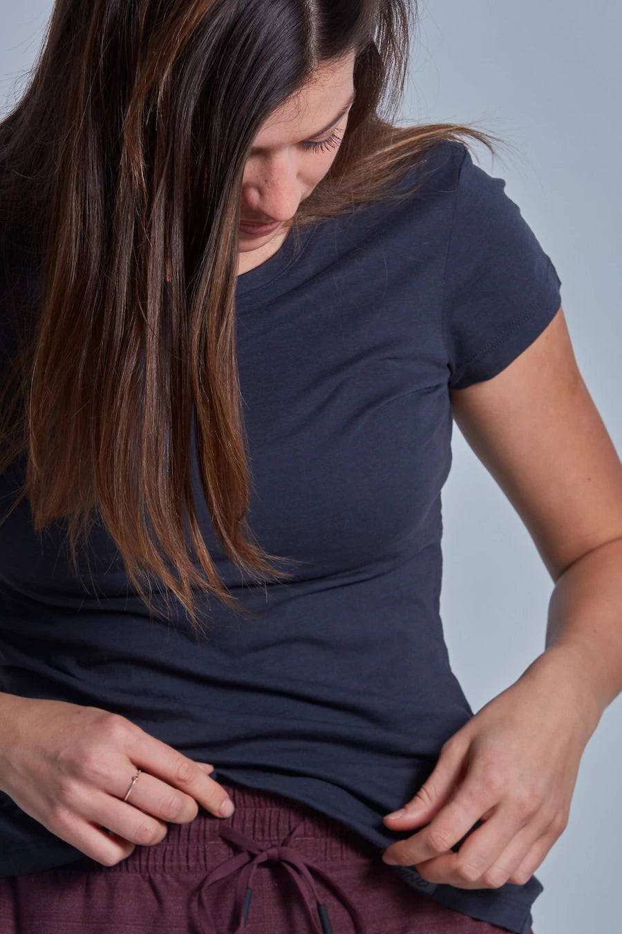 ONNO beechwood t-shirt in Charcoal Blue, Caroline is 5'8" and wearing size S.