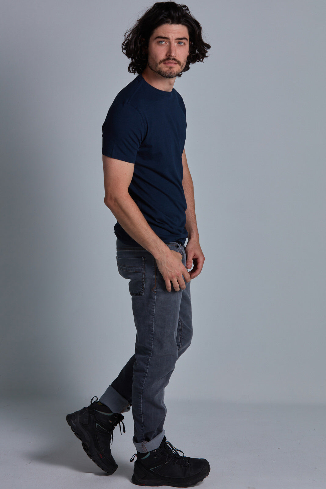 ONNO organic cotton t-shirt in Lapis Unpatched, Nic is 5'11" and wearing size M.
